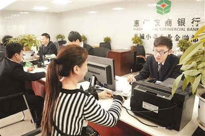     惠州农商银行惠城小微企业金融部工作人员向企业人员介绍贷款流程。      本报记者周 觅 摄 